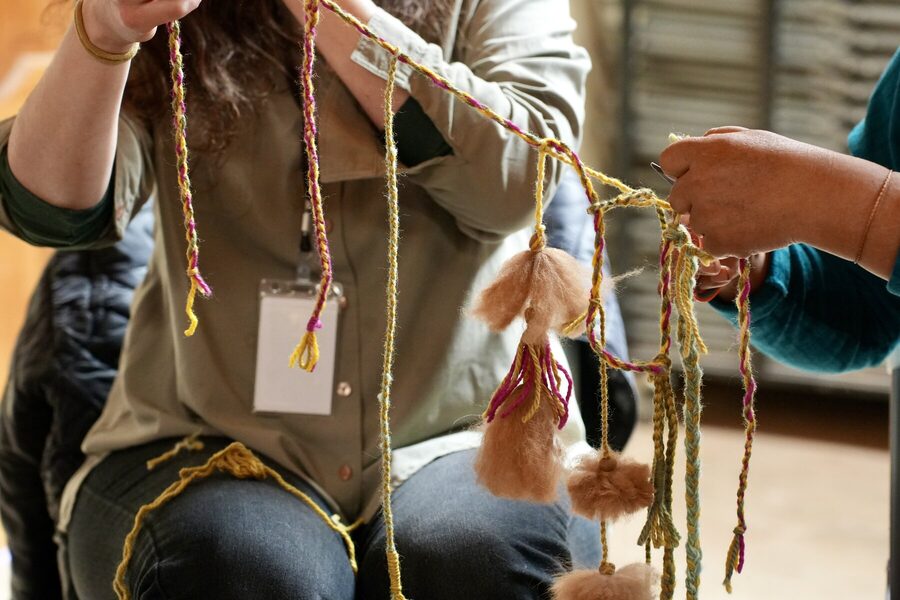 Quipu de lana con nudos y borlas de colores