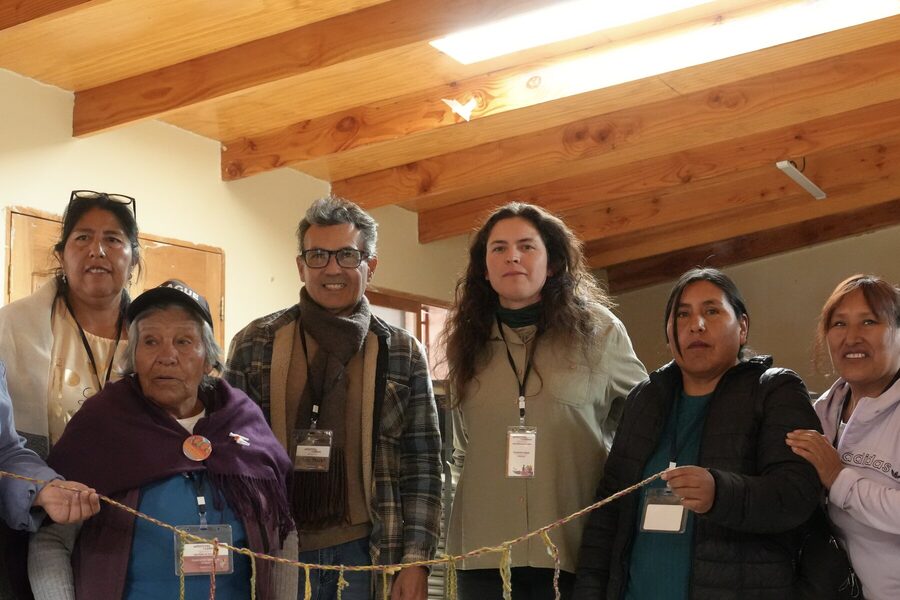 Participantes del encuentro previo formando un c&iacute;rculo con el quipu colectivo