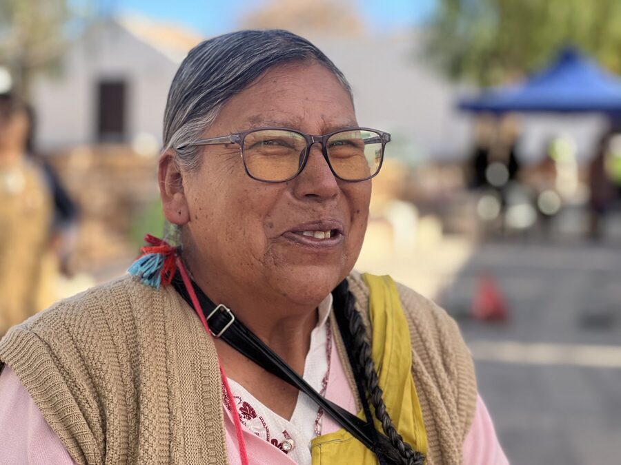 Retrato de una artesana en la feria de la plaza de San Pedro de Atacama