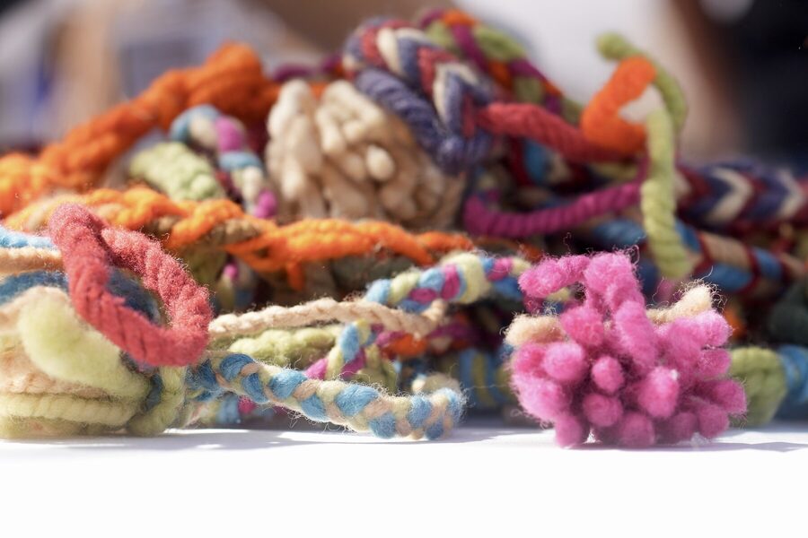 Cordones andinos de lana te&ntilde;ida en un stand de la feria