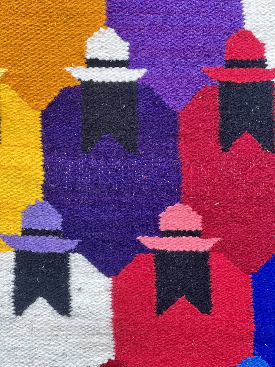 Tejido con figuras de cerros y banderas del altiplano