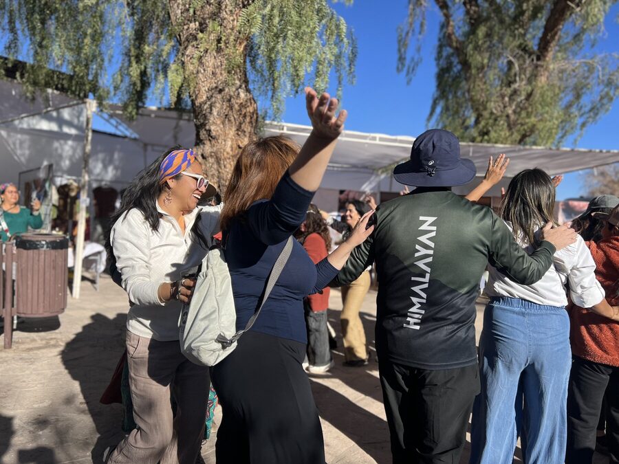 P&uacute;blico bailando en la plaza de San Pedro de Atacama