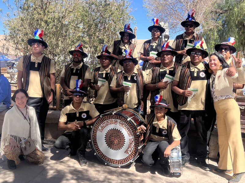 El grupo Lakitas Ckuri Ticka en la plaza de San Pedro de Atacama durante el Festival de la Lana