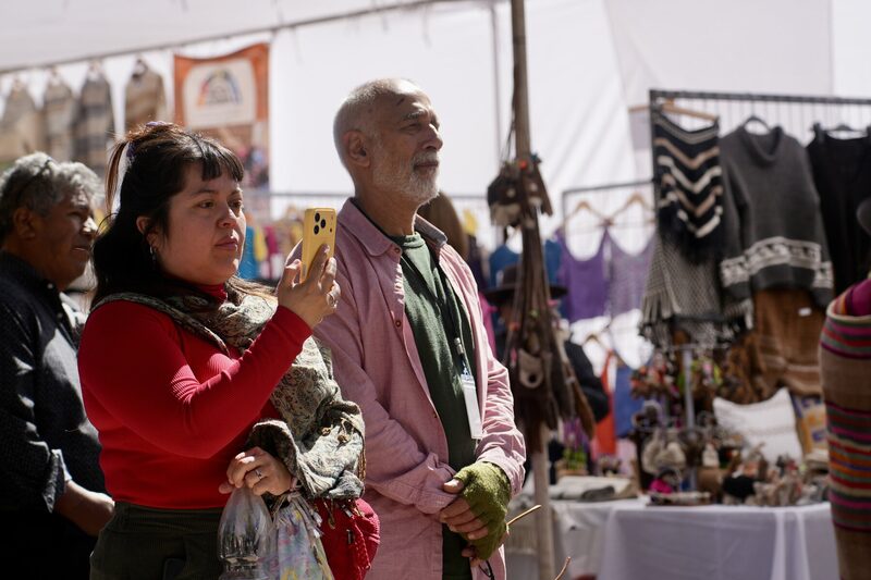 Feria de artesanía textil del Festival de la Lana en la plaza de San Pedro de Atacama