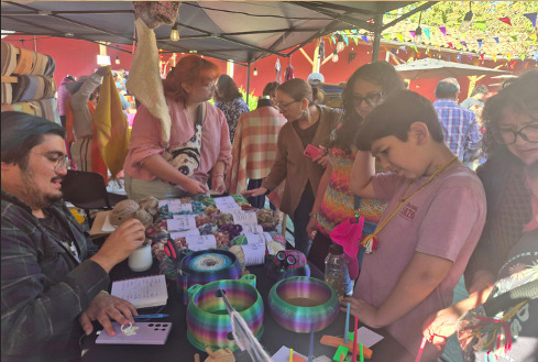 P&uacute;blico recorriendo los stands del Festival de la Lana