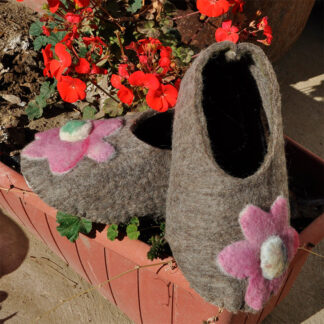Zapatos/rustic felted wool slippers